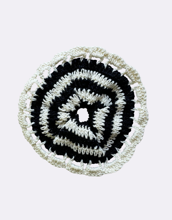 Scrunchie Crochê Listras P&B